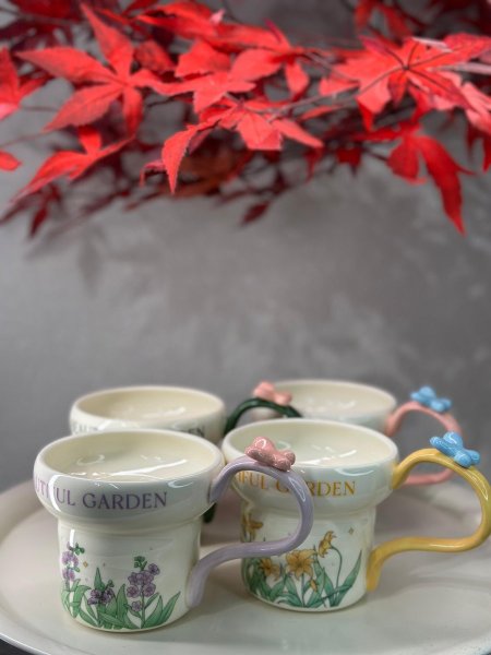 فنجان يد نصف قلب ورد